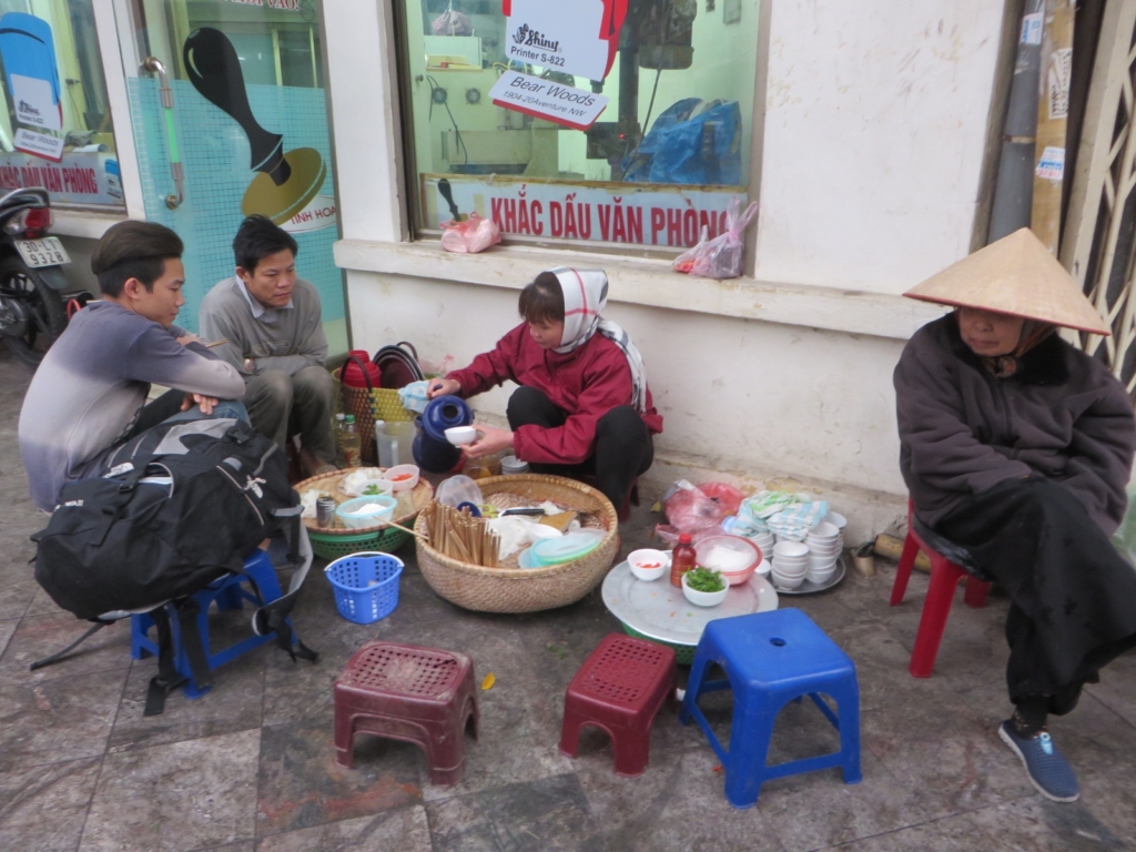 Bên vỉa hè phố Hàng Hòm, nơi bán bánh cuốn qua nhiều thế hệ ở Hà Nội.