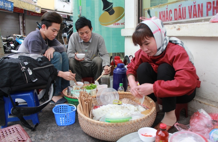 Ngồi xuống và thưởng thức bánh cuốn.