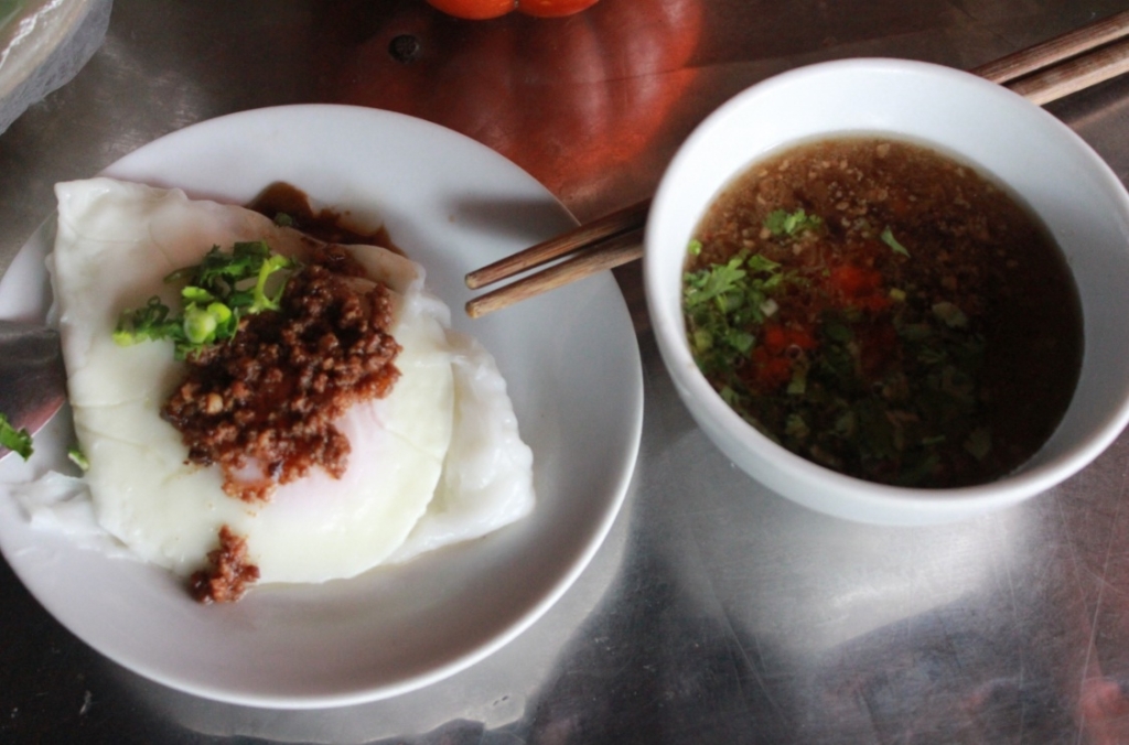 Bánh cuốn Tày, Nùng có trứng và nước lèo.