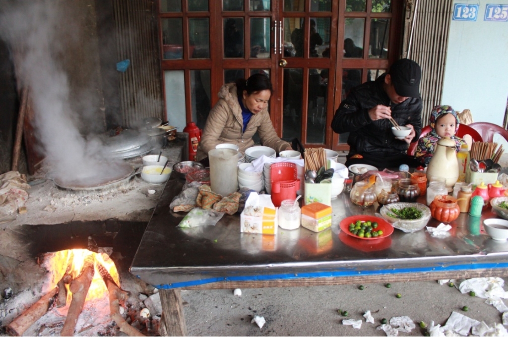 Một lò bánh cuốn ở thị trấn Đồng Đăng, Lạng Sơn.