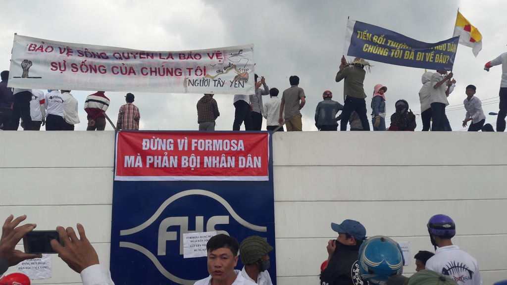 Dân huyện Quỳnh Lưu và các nơi khác kéo đến Vũng Áng, Hà Tĩnh, đòi đuổi Formosa. (Hình- nguoikyanh.blogspot)
