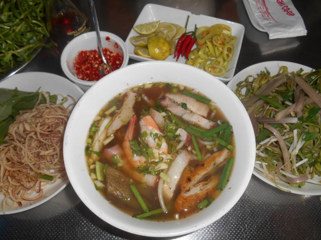 Tô bún mắm thập cẩm.