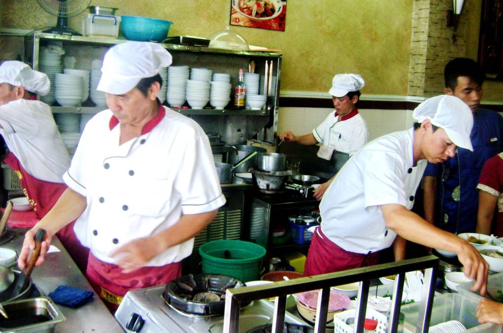 Đầu bếp người Hoa tại một nhà hàng chuyên bán dimsum kiểu Hồng Kông.