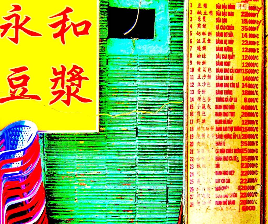 Thực đơn viết trên vách của một quán dimsum bình dân vùng Chợ Lớn.