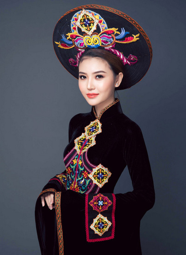 Nguyễn Thị Ngọc Duyên trong trang phục áo dài truyền thống Việt Nam. (Hình: báo Lao Ðộng)