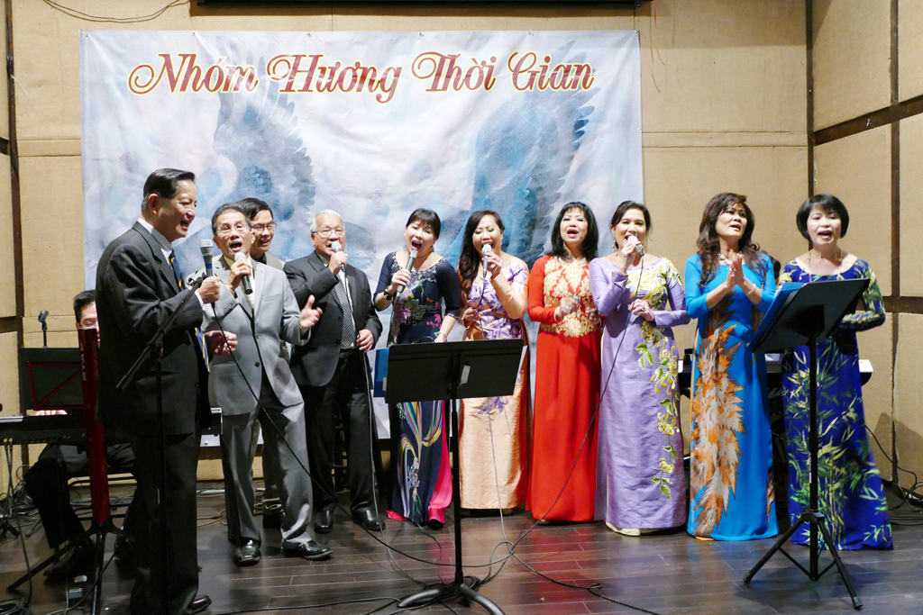 Nhóm Hương Thời Gian tạ từ thính giả trong “Ðêm Ðô Thị.” (Hình: Văn Lan/Người Việt)