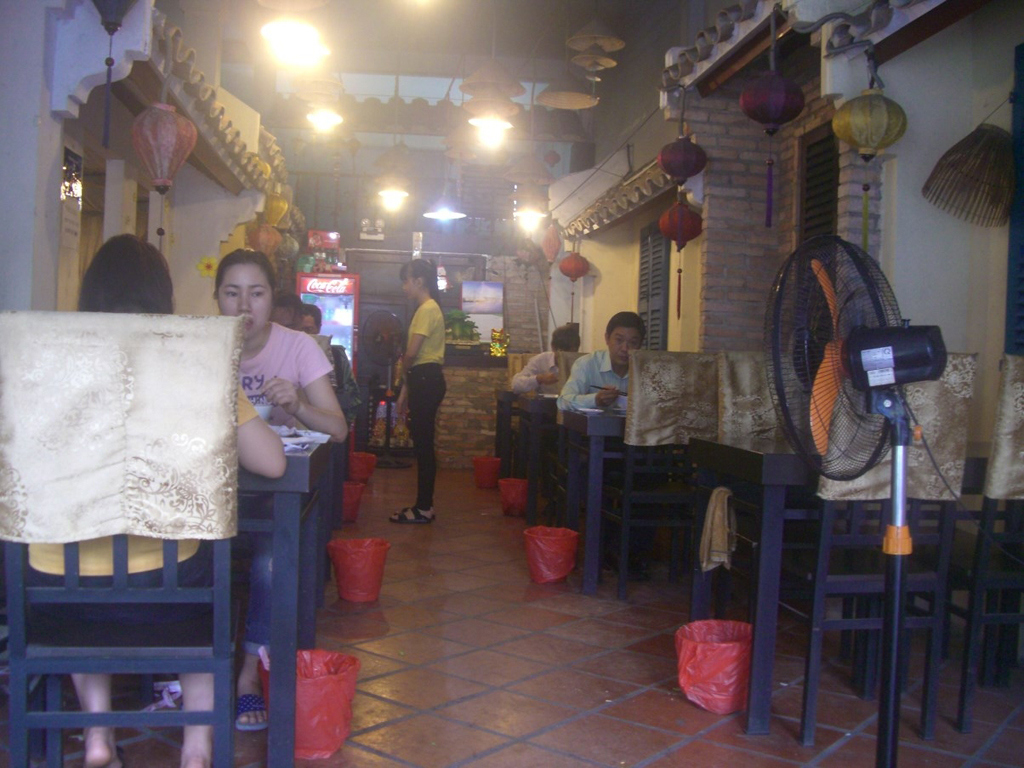 Phía trong quán. (Hình: Nguyễn Ðạt/Người Việt)