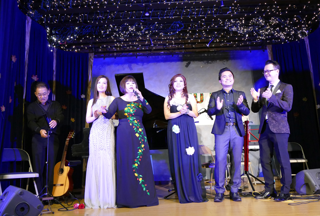 Song Ngân cùng nhóm múa trong nhạc phẩm “Ướt Mi.” (Hình: Văn Lan/Người Việt)