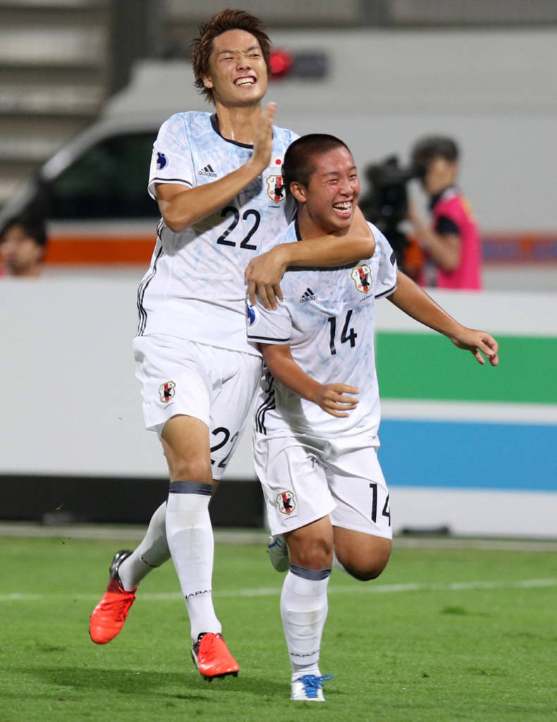 Hai cầu thủ Nhật ôm nhau vui mừng khi ghi bàn thắng vào lưới U19 Việt Nam trong trận tranh bán kết giải U19 AFC Championship, giữa đội tuyển U19 Việt Nam và U19 Nhật Bản diễn ra tại Bahrain National Stadium, Riffa, ngày 27 tháng 10, 2016. (Hình: AFC/Internet)