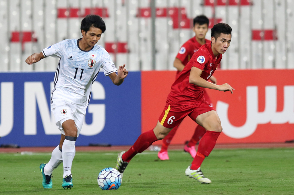Pha tranh chấp bóng cầu thủ hai đội trong trận tranh bán kết giải U19 AFC Championship, giữa đội tuyển U19 Việt Nam và U19 Nhật Bản diễn ra tại Bahrain National Stadium, Riffa, ngày 27 tháng 10, 2016. (Hình: AFC/Internet)