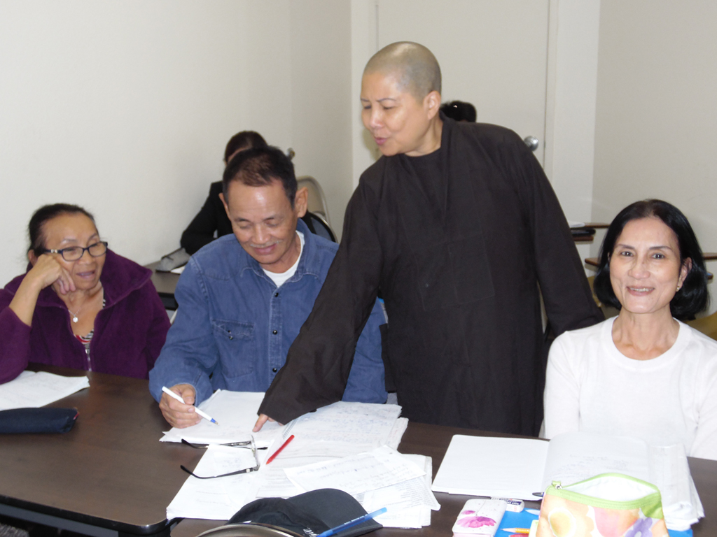 Sư cô Viên An hướng dẫn lớp học luyện thi quốc tịch Mỹ.