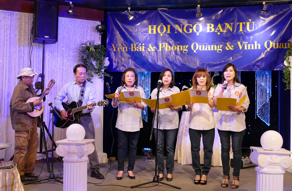 Các ca sĩ Cục Chính Huấn trong nhạc phẩm “Thề Chiến Thắng Quân Thù.” (Hình: Văn Lan/Người Việt)