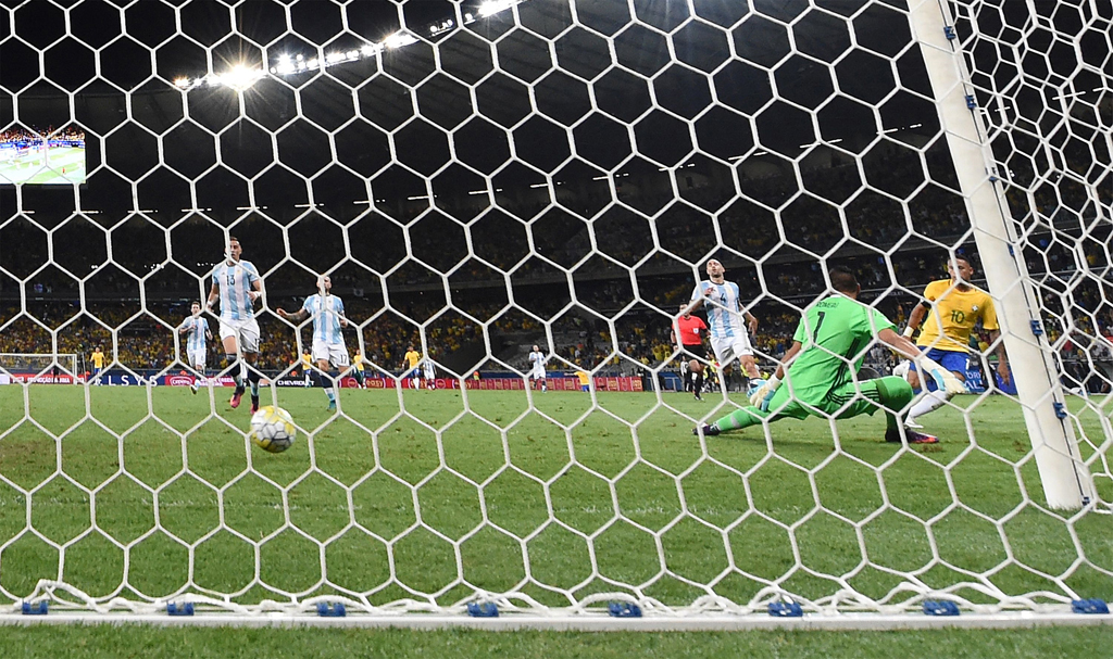 Neymar (phải) của Brazil với cú sút sà đưa banh qua khỏi tay thủ môn Sergio Romero vào lưới trong trận đấu vòng loại World Cup 2018 khu vực Nam Mỹ giữa Brazil và Argentina diễn ra tại Belo Horizonte, Brazil ngày 10 tháng 11, 2016. (Hình: Getty Images)