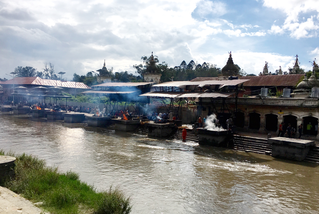 Những giàn thiêu luôn “bận rộn” bên bờ sông Bagmati, Kathmandu. (Hình: ATNT Tours & Travel)