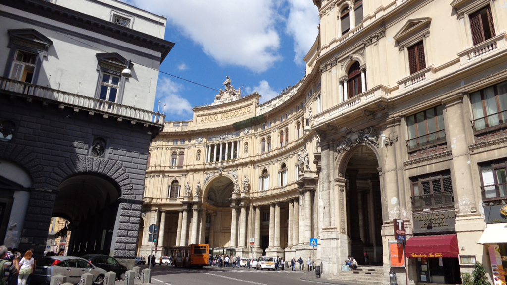 Ðường phố ở trung tâm Naples cạnh thương xá Galleria Umberto I. (Hình: Trịnh Hảo Tâm)