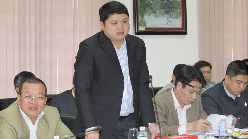 Vũ Ðình Duy (đứng), cựu tổng giám đốc công ty cổ phần hóa dầu và xơ sợi dầu khí (PVtex). (Hình: Báo Thanh Niên)