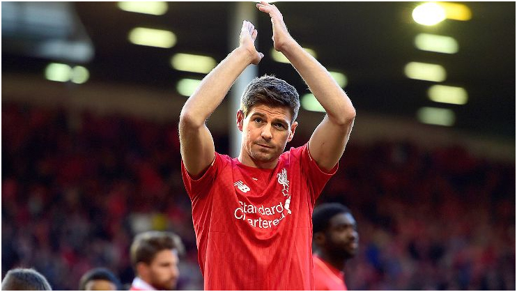 Steven Gerrard với giải thưởng cá nhân xuất sắc. (Hình: Yahoo.com/sports)