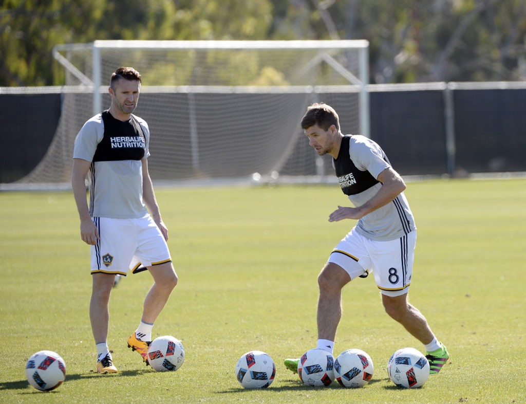 Steven Gerrard #8 (phải) và Robbie Keane của đội Los Angeles Galaxy tập dượt tại StubHub Center, Carson, California ngày 5 Tháng Hai, 2016. (Hình: Getty Images)