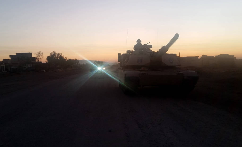 A M1 Abrams tank of the Iraqi counter-terrorism forces leaves the village of Gogjali for the front line on the eastern entrance of Mosul, early on November 4, 2016, during a military operation to retake the main hub city from the Islamic State (IS) group jihadists. / AFP / Andrea BERNARDI (Photo credit should read ANDREA BERNARDI/AFP/Getty Images)