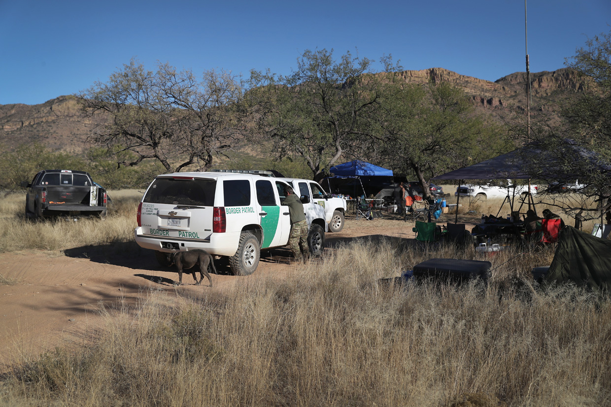 ARIVACA, AZ - NOVEMBER 14: Civilian paramilitary group Arizona Border Recon director Tim Foley shares intelligence with a U.S. Border Patrol agent on November 14, 2016 near Arivaca, Arizona. The armed group, made up mostly of former U.S. military servicemen and women, stages reconnaissance and surveillance operations against drug and human smuggling operations in remote border areas. The group, which claims up to 200 volunteers, does not consider itself a militia, but rather a group of citizens supplementing U.S. Border Patrol efforts to control illegal border activity. With the election of Donald Trump as President-elect of the United States, border security issues are a top national issue for the incoming Administration. (Photo by John Moore/Getty Images)