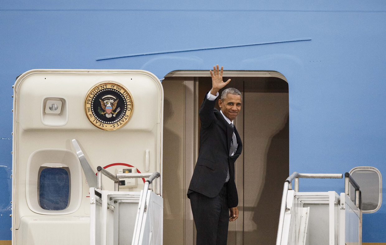 BERLIN, GERMANY - NOVEMBER 18: U.S. President Barack Obama waves before is goes to board Air Force One as he departs following talks with European leaders on November 18, 2016 in Berlin, Germany. Obama is on his last trip to Europe as U.S. President. (Photo by Carsten Koall/Getty Images)