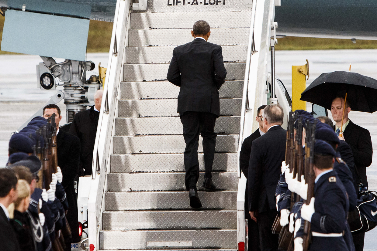 BERLIN, GERMANY - NOVEMBER 18: U.S. President Barack Obama goes on board Air Force One as he departs following talks with European leaders on November 18, 2016 in Berlin, Germany. Obama is on his last trip to Europe as U.S. President. (Photo by Carsten Koall/Getty Images)