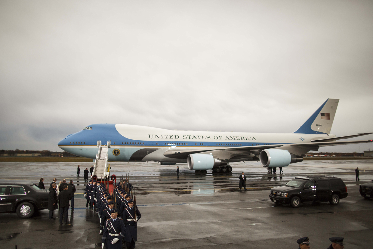 BERLIN, GERMANY - NOVEMBER 18: U.S. members of staff wait before President Barack Obama boards Air Force One as he departs following talks with European leaders on November 18, 2016 in Berlin, Germany. Obama is on his last trip to Europe as U.S. President. (Photo by Carsten Koall/Getty Images)