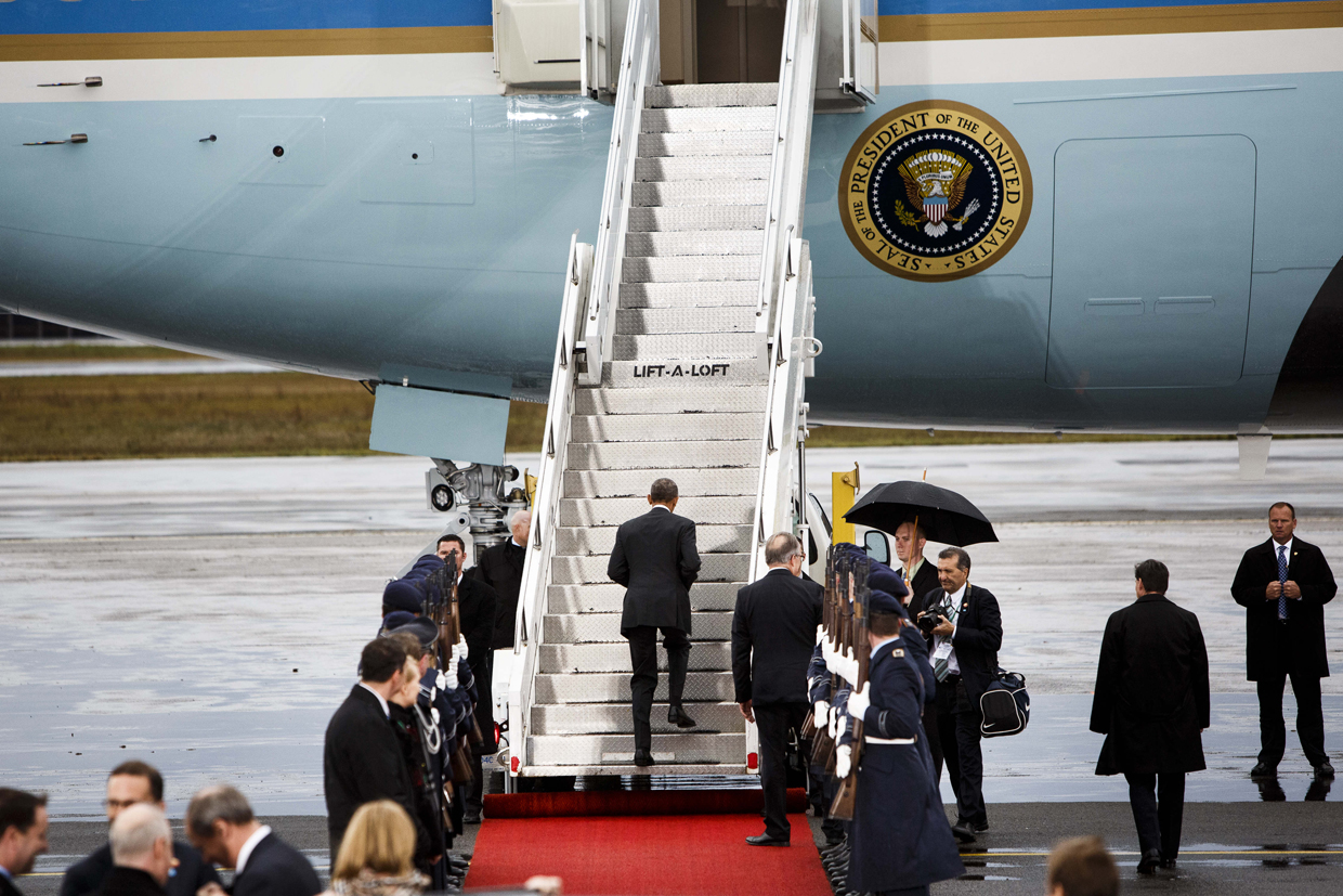 BERLIN, GERMANY - NOVEMBER 18: U.S. President Barack Obama boards Air Force One as he departs following talks with European leaders on November 18, 2016 in Berlin, Germany. Obama is on his last trip to Europe as U.S. President. (Photo by Carsten Koall/Getty Images)