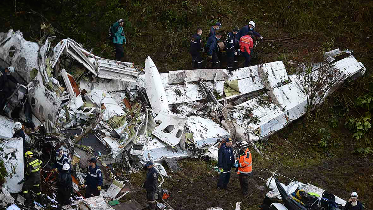 Rescuers search for survivors from the wreckage of the LAMIA airlines charter plane carrying members of the Chapecoense Real football team that crashed in the mountains of Cerro Gordo, municipality of La Union, on November 29, 2016. A charter plane carrying the Brazilian football team crashed in the mountains in Colombia late Monday, killing as many as 75 people, officials said. / AFP / Raul ARBOLEDA (Photo credit should read RAUL ARBOLEDA/AFP/Getty Images)
