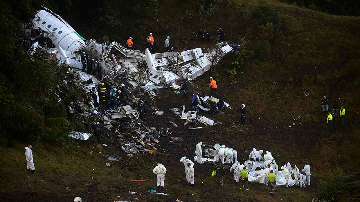Rescuers search for survivors from the wreckage of the LAMIA airlines charter plane carrying members of the Chapecoense Real football team that crashed in the mountains of Cerro Gordo, municipality of La Union, on November 29, 2016. A charter plane carrying the Brazilian football team crashed in the mountains in Colombia late Monday, killing as many as 75 people, officials said. / AFP / Raul ARBOLEDA (Photo credit should read RAUL ARBOLEDA/AFP/Getty Images)