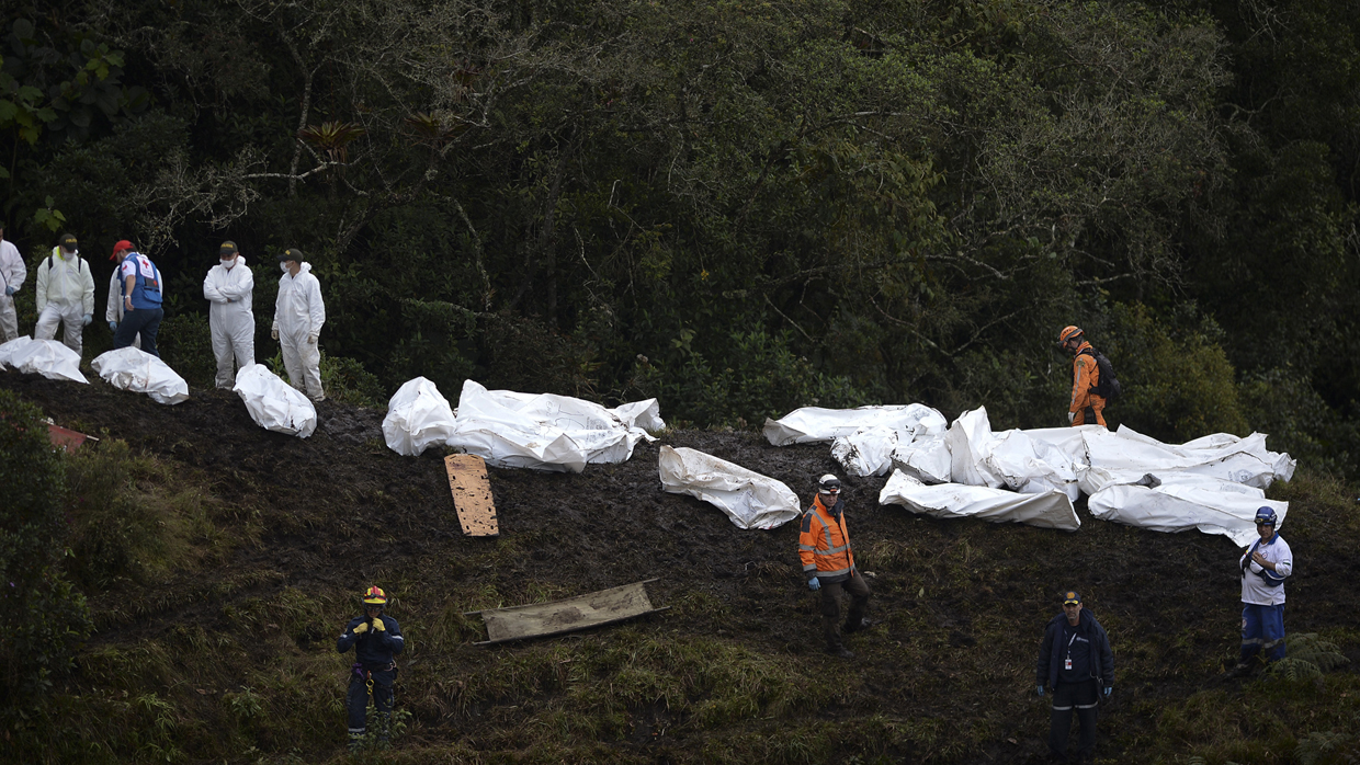 Rescue and forensic teams recover the bodies of victims of the LAMIA airlines charter that crashed in the mountains of Cerro Gordo, municipality of La Union, Colombia, on November 29, 2016 carrying members of the Brazilian football team Chapecoense Real. A charter plane carrying the Brazilian football team crashed in the mountains in Colombia late Monday, killing as many as 75 people, officials said. / AFP / STR / Raul ARBOLEDA (Photo credit should read RAUL ARBOLEDA/AFP/Getty Images)