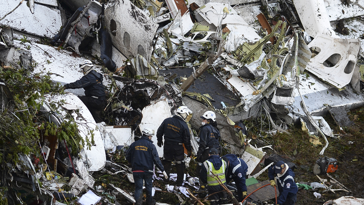 Rescue teams work in the recovery of the bodies of victims of the LAMIA airlines charter that crashed in the mountains of Cerro Gordo, municipality of La Union, Colombia, on November 29, 2016 carrying members of the Brazilian football team Chapecoense Real. A charter plane carrying the Brazilian football team crashed in the mountains in Colombia late Monday, killing as many as 75 people, officials said. / AFP / STR / Raul ARBOLEDA (Photo credit should read RAUL ARBOLEDA/AFP/Getty Images)