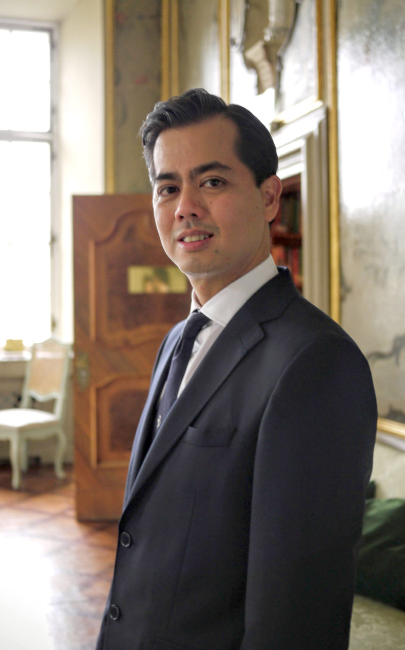 Ted Ngô tại phòng làm việc.