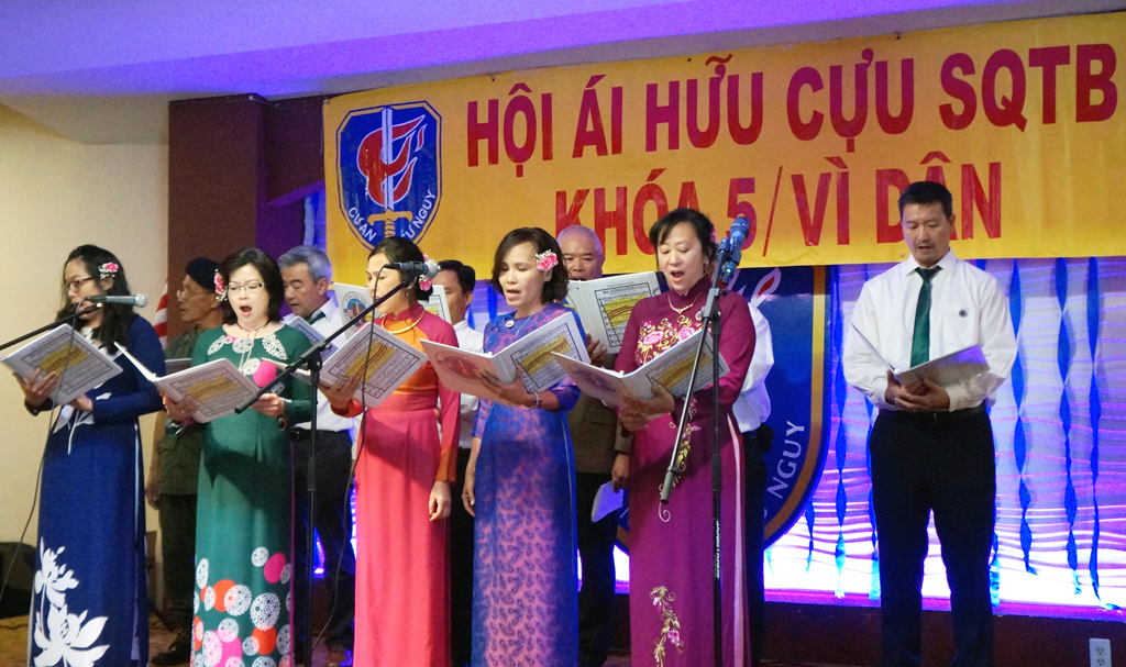 Ðoàn Hậu Duệ đồng ca liên khúc “Thủ Ðức Hành Khúc” và “Xuất Quân.” (Hình: Lâm Hoài Thạch/Người Việt)