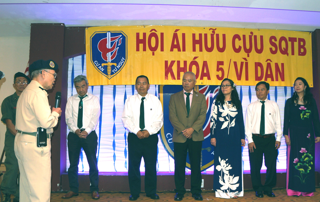 Ông Vũ Trọng Mục (bìa trái) giới thiệu ban điều hành Ðoàn Hậu Duệ Khóa 5 Vì Dân. (Hình: Lâm Hoài Thạch/Người Việt)