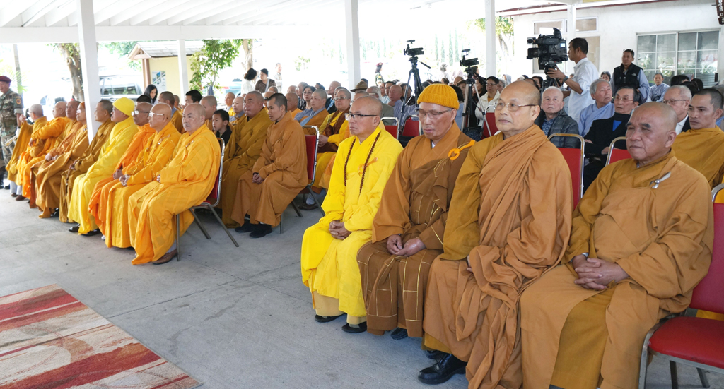 Ðông đảo chư tôn đức và Phật tử tham dự lễ hiệp kỵ. (Hình: Lâm Hoài Thạch/Người Việt)