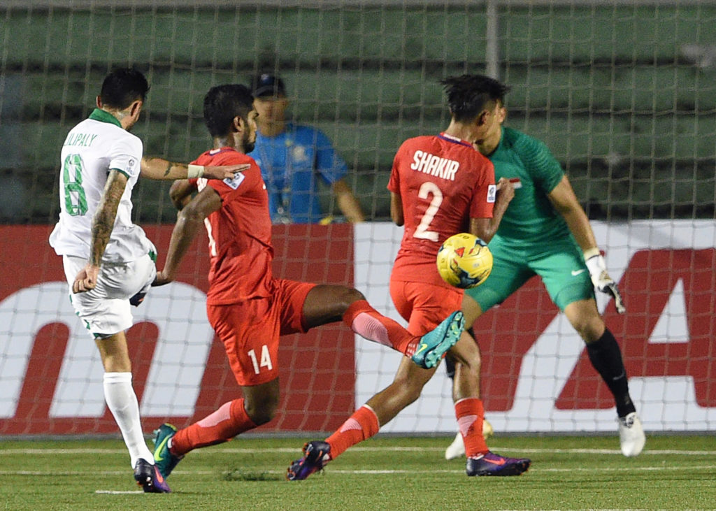 Cầu thủ Indonesia, Stefano Lilipaly (trái) sút banh ghi bàn thắng vào lưới Singapore trong trận đấu bảng A giải AFF Suzuki Cup giữa Indonesia và Singapore diễn ra tại Manila ngày 25 tháng 11, 2016. (Hình: Getty Images)