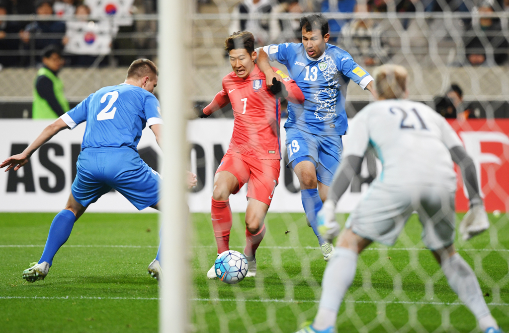 Son Heung-Min (giữa) của Nam Hàn tranh chấp bóng với hai cầu thủ Uzbekistan ngay trước khung thành đội Uzbekistan trong trận đấu vòng loại World Cup 2018 giữa hai đội diễn ra tại Seoul, Nam Hàn ngày 15 tháng 11, 2016. (Hình: Getty Images)