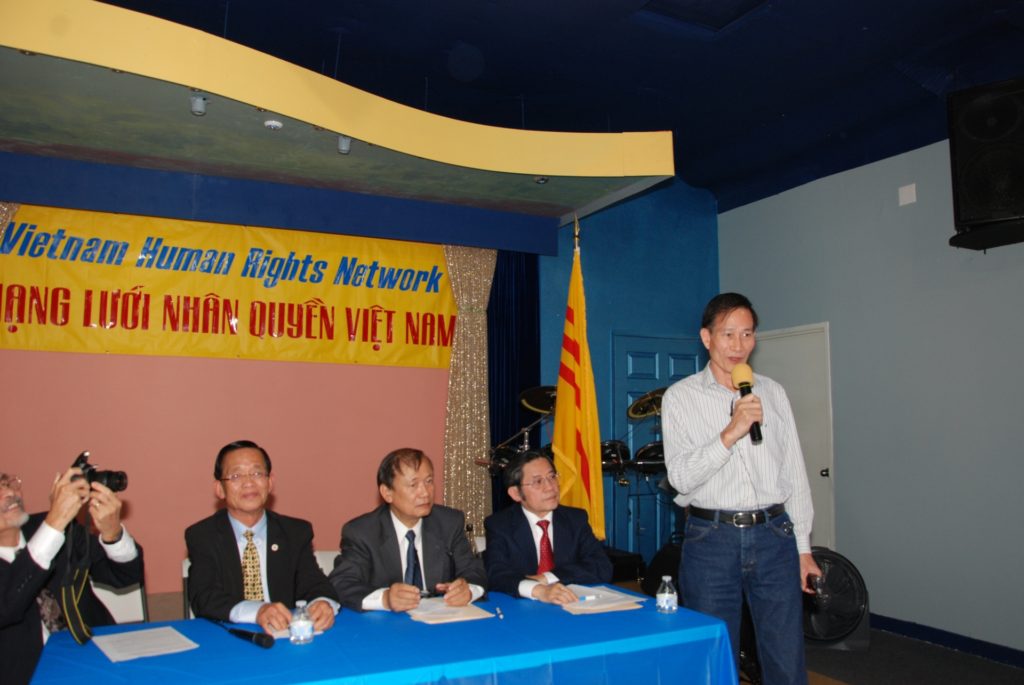 Blogger Điếu Cầy Nguyễn Văn Hải (bìa phải) phát biểu trong buổi họp báo. (Hình: Nguyên Huy/Người Việt)