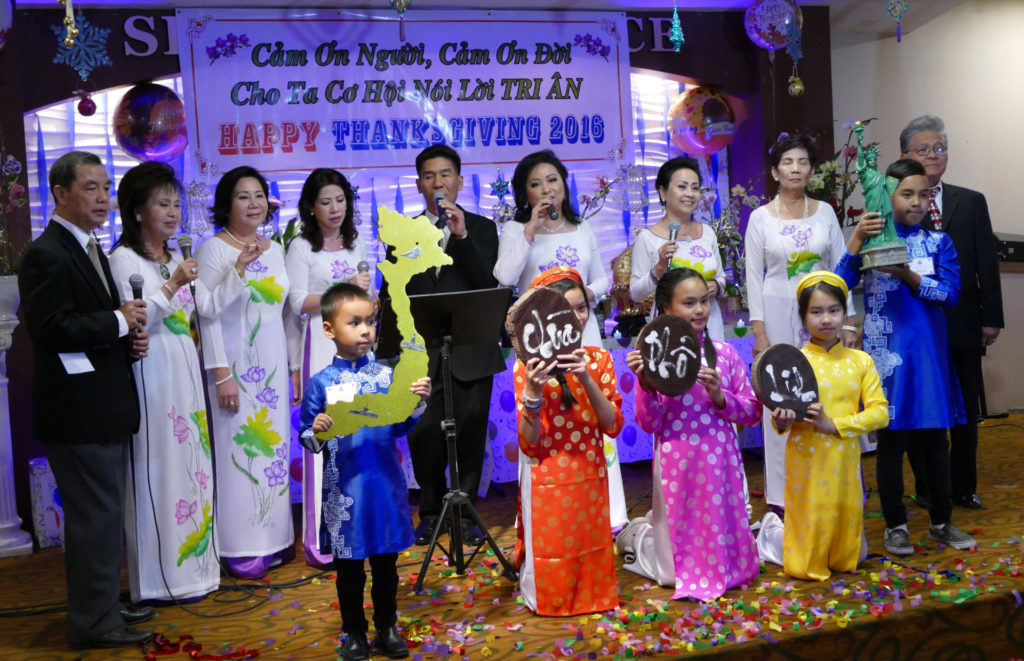 Ban văn nghệ chùa Phổ Linh đồng ca “Lời Cảm Ơn.” (Hình: Văn Lan/Người Việt)