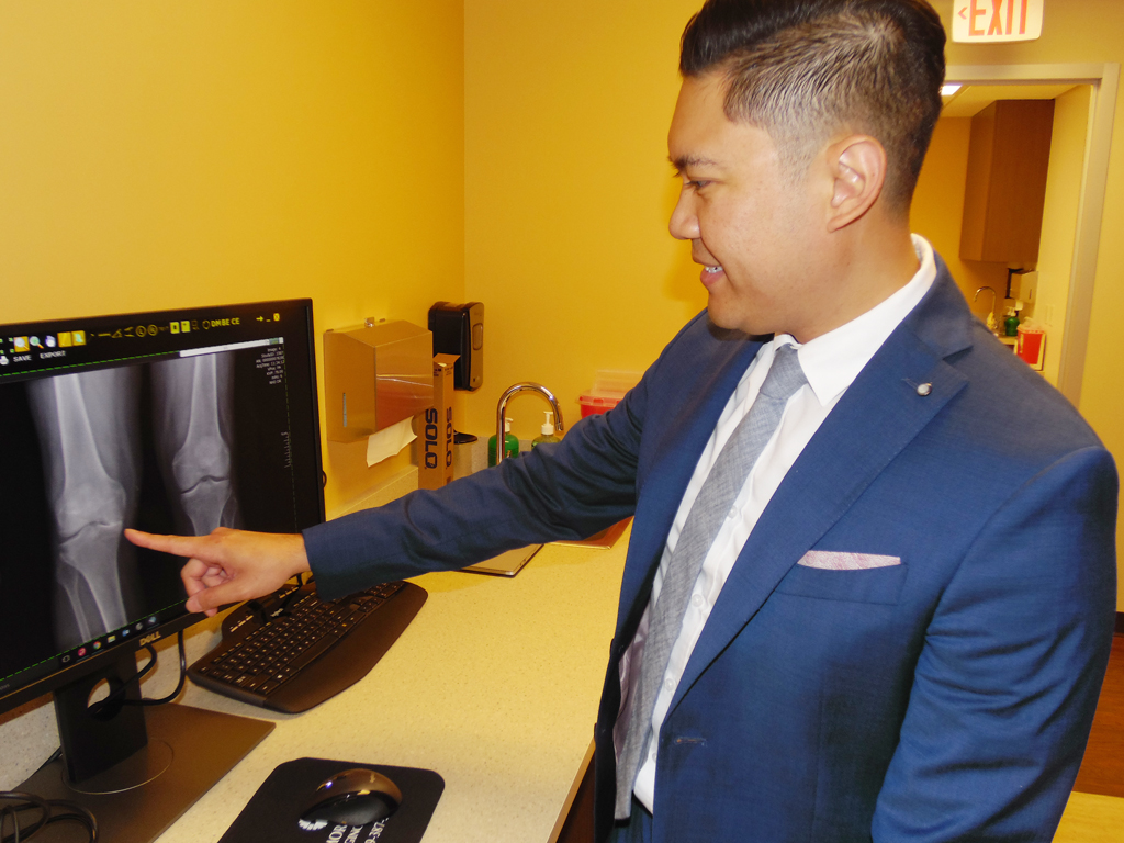 Bác Sĩ Gilbert C. Roc, Jr. cho thấy tiến trình tái tạo khớp.