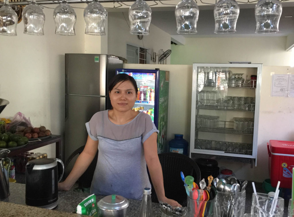 Chị Thủy, chủ quán cafe cho biết “lần đầu tiên nhìn thấy Trump qua truyền hình.” (Hình: Nhật Bình/Người Việt)