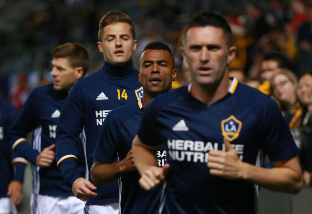 Từ trái sang phải: Steven Gerrard số 8, Robbie Rogers số 14, Ashley Cole số 3 và Robbie Keane số 7 của Los Angeles Galaxy khởi động trước trận đấu giải MLS với đội DC United diễn ra tại StubHub Center, Carson, California ngày 6 Tháng Ba, 2016. (Hình: Getty Images)