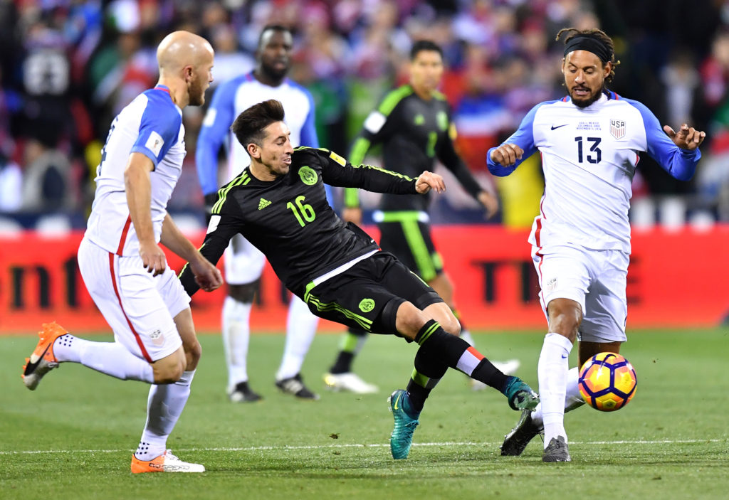 Hector Herrera số 16 của Mexico và Jermaine Jones số 13 của Hoa Kỳ tranh chấp bóng trong trận đấu vòng Hex của vòng loại World Cup 2018 khu vực CONCACAF giữa đội tuyển Hoa Kỳ và Mexico diễn ra trên sân MAPFRE Stadium, Columbus, Ohio ngày 11 Tháng Mười Một, 2016. (Hình: Getty Images)