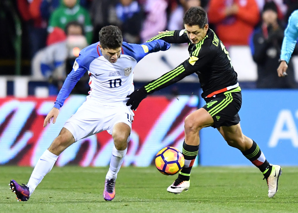 Tiền vệ trẻ Mỹ số 10 Christian Pulisic tranh chấp bóng với tiền đạo Javier Hernandez số 14 của Mexico trong trận đấu vòng Hex của vòng loại World Cup 2018 khu vực CONCACAF giữa đội tuyển Hoa Kỳ và Mexico diễn ra trên sân MAPFRE Stadium, Columbus, Ohio ngày 11 Tháng Mười Một, 2016. (Hình: Getty Images)