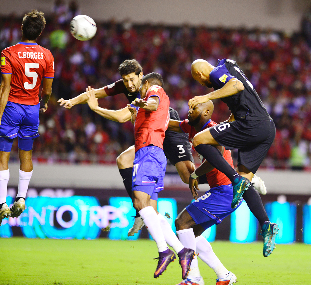 Pha tranh chấp bóng giữa các cầu thủ hai đội Hoa Kỳ và Costa Rica trong trận đấu vòng Hex của vòng loại World Cup 2018 khu vực CONCACAF giữa Hoa Kỳ và Costa Rica diễn ra tại San Jose, Costa Rica ngày 15 tháng 11, 2016. (Hình: Getty Images)