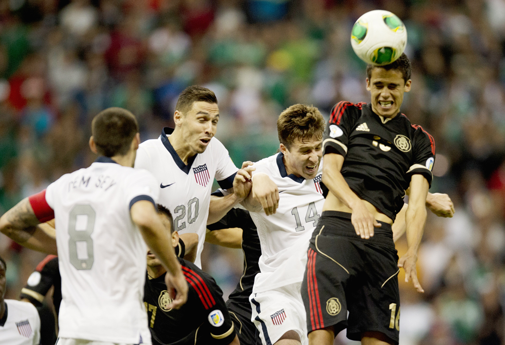 Pha tranh chấp bóng giữa cầu thủ hai đội Mexico và Hoa Kỳ trong trận đấu vòng loại World Cup 2014 khu vực CONCACAF diễn ra trên sân Azteca, Mexico City ngày 26 tháng 3, 2016. (Hình: Getty Images)