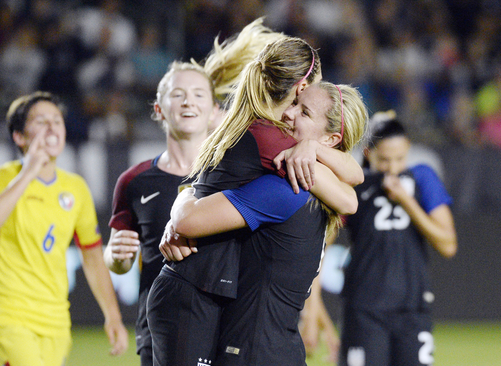 Hai nữ cầu thủ Morgan Brian và Lindsey Horan của Hoa Kỳ ôm nhau vui mừng sau khi Morgan Brian ghi bàn thắng với quả đá phạt đền vào lưới Romania trong trận đấu giữa hai đội diễn ra trên sân StubHub Center, Carson, California ngày 13 tháng 11, 2016. Tuyển nữ Mỹ thắng Romania 5-0. (Hình: Getty Images)