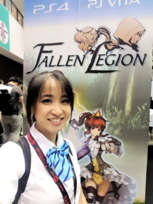 Xanthe Huỳnh chụp c&ugrave;ng poster của Fallen Legion game. H&igrave;nh trong b&agrave;i viết tr&ecirc;n Người Việt Online sponsored by Corolla 2017