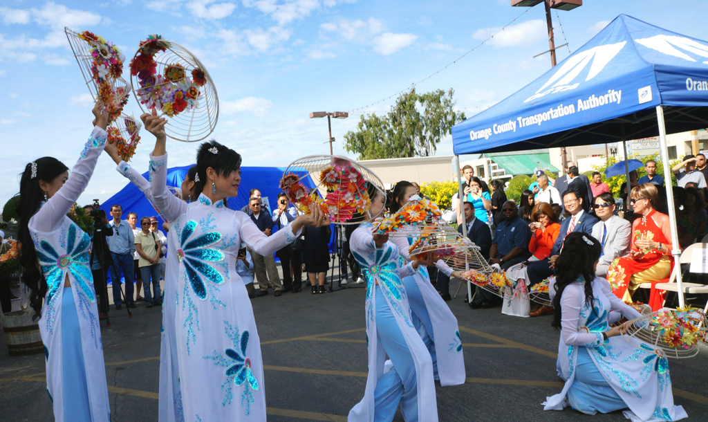 Vũ đoàn Việt Fountain Valley trình diễn. (Hình: Lâm Hoài Thạch/Người Việt)